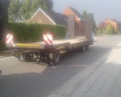 Oude dieplader volledig gestraalt gelakt en voorzien van hydraulische rampen en nieuwe lucht en led verlichting